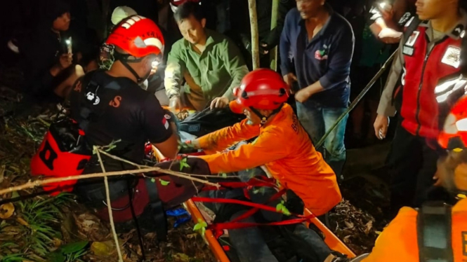 Basarnas Medan dan tim gabungan mengevakuasi turis wanita asal Perancis di kawasan objek wisata Bukit Sipiso-piso.