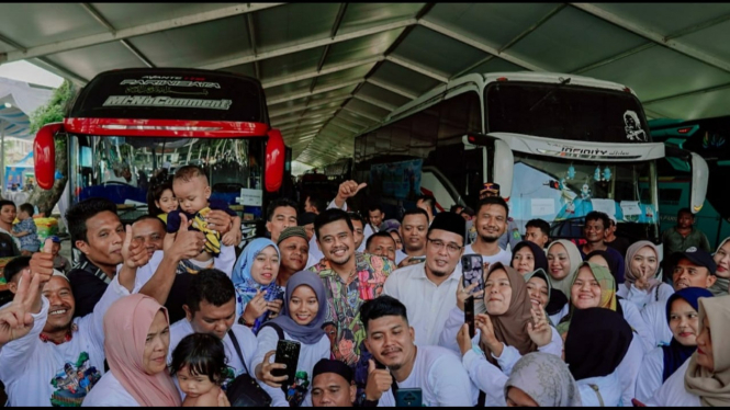 Wali Kota Medan, Bobby Nasution bersama pemudik gratis.