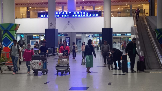 Kedatangan penumpang pesawat di Bandara Kualanamu.