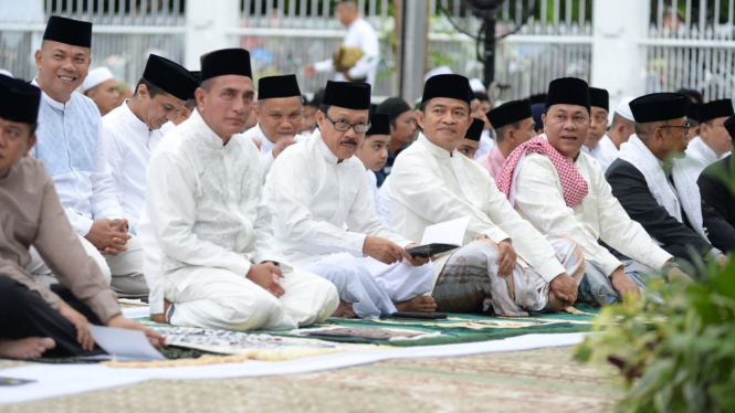 Pj Gubernur Sumut, Hassanudin bersama jajaran OPD Pemprov Sumut melaksanakan Salat Idulfitri 1445 H di Halaman Rumah Dinas Gubernur Sumut.