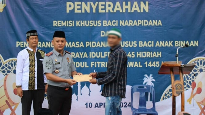 Kalapas Kelas IIB Siborongborong, Krisman Ziliwu menyerahkan remisi kepada warga binaan.