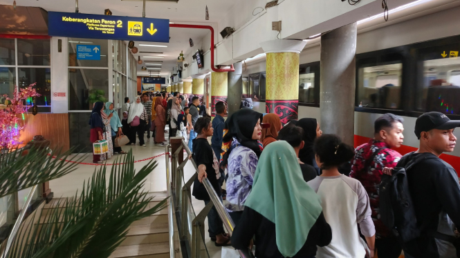 Penumpang kereta api di Stasiun Medan.