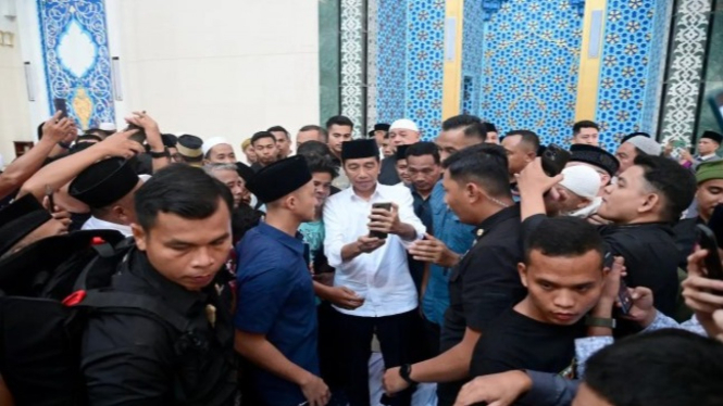 Presiden RI, Joko Widodo berswafoto bersama masyarakat di Masjid Agung di Kota Medan.