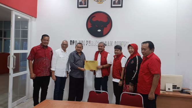 Tim Pemenangan Edy Rahmayadi mengambil formulir pendaftaran Cagub Sumut 2024 di Kantor DPD PDI Perjuangan Sumut.