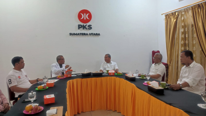 Tim pemenangan Edy Rahmayadi mengambil formulir pendaftaran Cagub Sumut ke DPW PKS Sumut.
