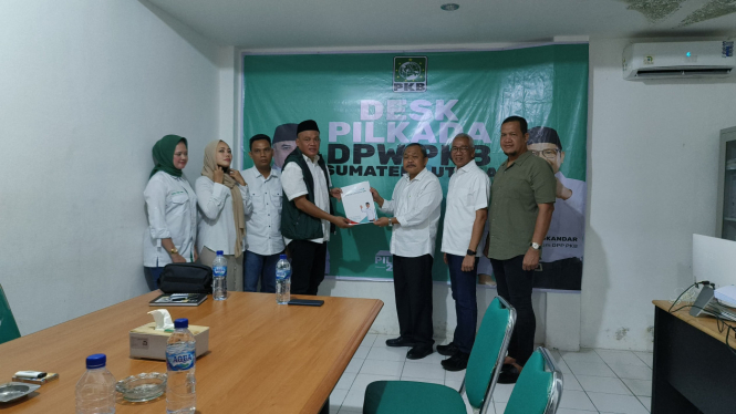 Tim pemenangan Edy Rahmayadi mengambil formulir pendaftaran Cagub Sumut 2024 di DPW PKB Sumut.