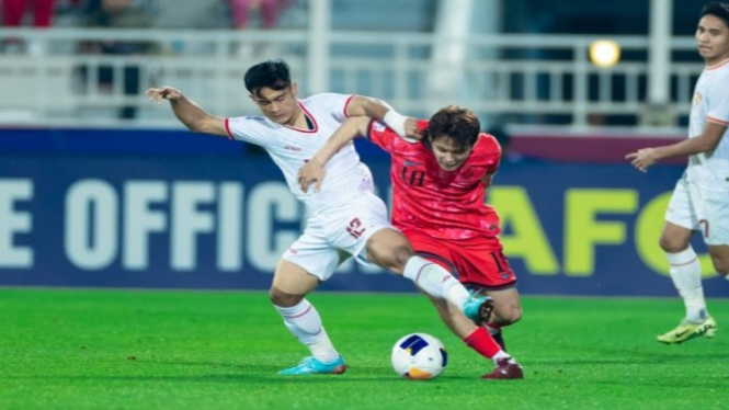 Pemain Timnas Indonesia Pratama Arhan (putih) berebut bola dengan pemain Korsel pada Piala Asia U-23 2024.