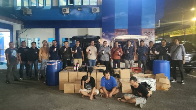 Intel Kodam I Bukit Barisan grebek pabrik miras ilegal di Medan.
