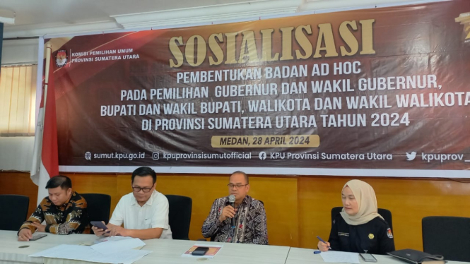 Ketua KPU Sumut, Agus Arifin beserta jajaran berikan keterangan.