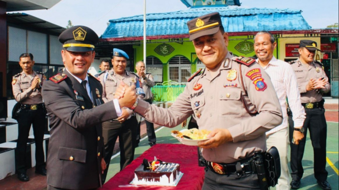 Kalapas Kelas IIB Siborongborong, Krisman Ziliwu mendapatkan kejutan dari Polsek Siborongborong saat memperingati HBP.