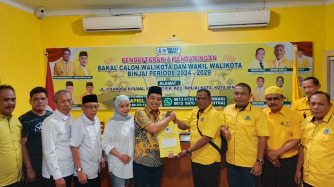 Tengku Rizki Alisyahbana mengembalikan berkas pendaftaran Bacalon Wai Kota Binjai ke DPD Golkar Binjai.