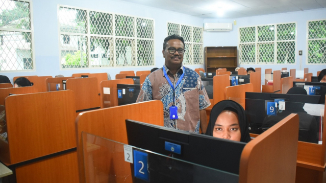 Rektor Unimed Prof. Dr. Baharuddin meninjau pelaksanaan UTBK-SNBT 2024 di Kampus Unimed.