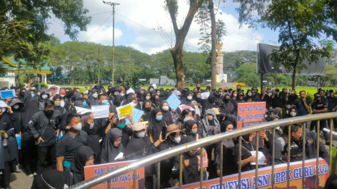 Aksi unjuk rasa guru honorer protes penerimaan PPPK di Kantor Bupati Langkat.