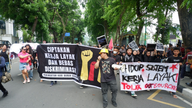 Aksi Mau Day ratusan buruh di Kota Medan.