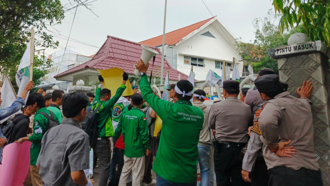 Aksi massa HM IKLAB unjuk rasa di Kantor Disdik Sumut.