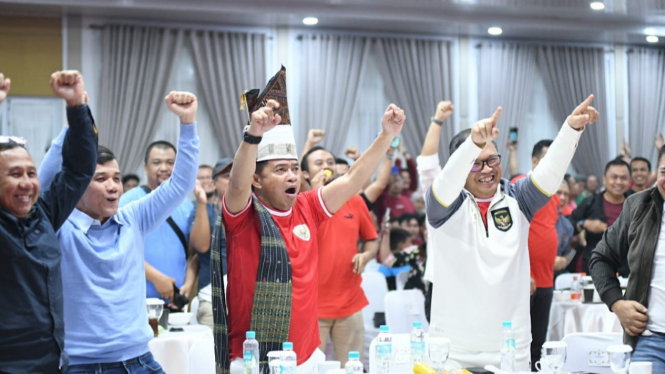 Pj Gubernur Sumut, Hassanudin bersama Kapolda Sumut Irjen Pol Agung Setya Imam Effendi merayakan gol Timnas Indonesia ke gawang Irak pada perebutan juara 3 Piala Asia U-23.