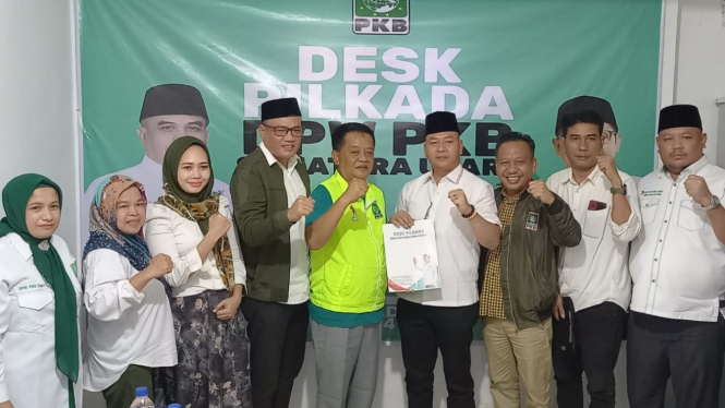 Nikson Nababan menyerahkan formulir pendaftaran Bacalon Gubernur Sumut ke DPW PKB Sumut.