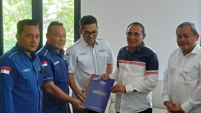 Bacalon Gubernur Sumut, Edy Rahmayadi menyerahkan berkas pendaftaran kepada Ketua DPD Demokrat Sumut, M Lokot Nasution.