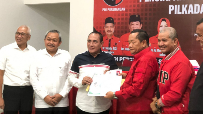 Edy Rahmayadi menyerahkan berkas pendaftaran Bacalon Gubernur Sumut yang diterima Ketua Umum DPD PDI Perjuangan Sumut, Rapidin Simbolon.