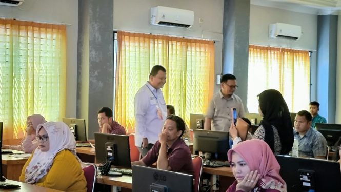 Anggota KPU Sumut, Robby Effendy Hutagalung meninjau seleksi ujian tertulis sistem CAT di Binjai.