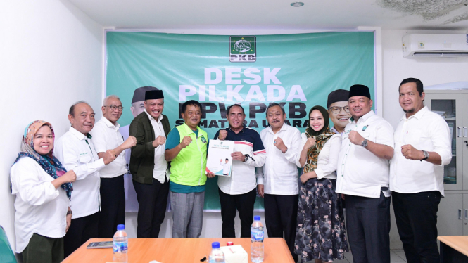 Edy Rahmayadi menyerahkan formulir pendaftaran Bacalon Gubernur Sumut ke DPW PKB Sumut.