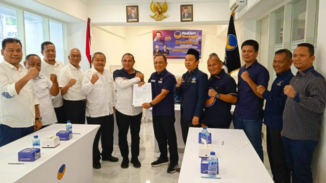 Edy Rahmayadi menyerahkan formulir pendaftaran Bacalon Gubernur Sumut ke DPW Nasdem Sumut.