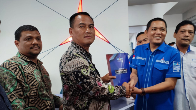 Ketua DPP Pujakesuma Bidang Pemuda dan Olahraga, H Adi Saputra menyerahkan formulir pendaftaran Bacalon Cawagub Sumut ke DPD Demokrat Sumut.