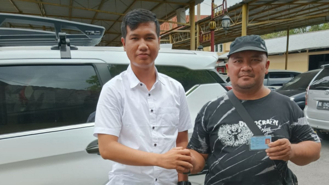 Pemilik mobil, Aziz Muslim saat di Mapolres Binjai.