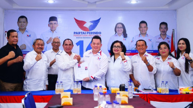 Bacalon Gubernur Sumut, Edy Rahmayadi serahkan berkas pendaftaran DPW Perindo Sumut.