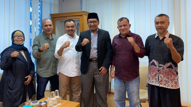 Bendahara FPKS DPRD Sumut Hendro Susanto bersama Ketua PWI Sumut, Farianda Putra Sinik dan pengurus SIWO PWI Sumut.