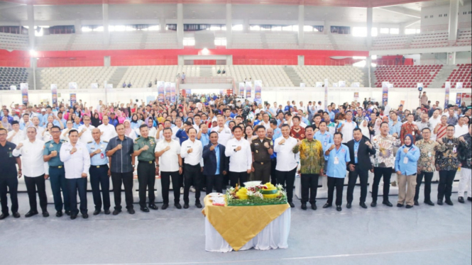 Pj Gubernur Sumut, Hassanudin bersama Forkopimda Sumut memperingati May Day 2024 bersama ratusan buruh di Gedung Serbaguna Sumut.
