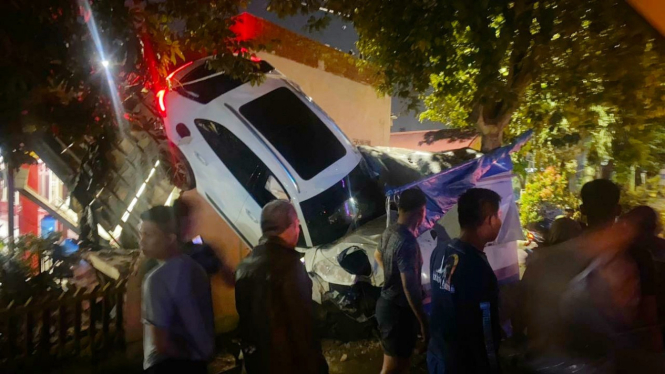 Mobil Porsche hantam tembok Markas Samapta Polrestabes Medan.