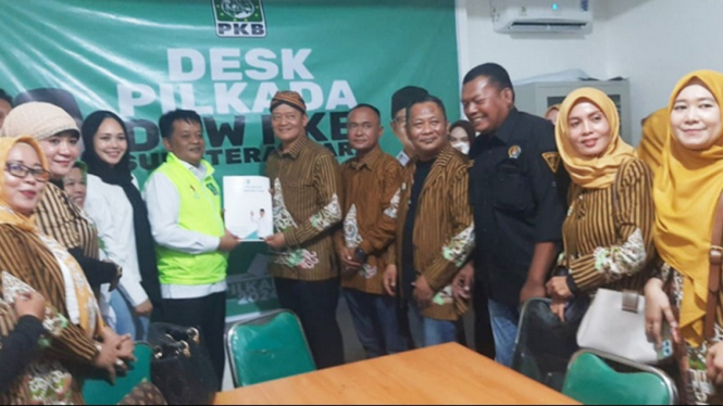 Ketua Umum DPP Pujakesuma Eko Sopianto, menyerahkan formulir pendaftaran Bacalon Gubernur Sumut ke DPW PKB Sumut.