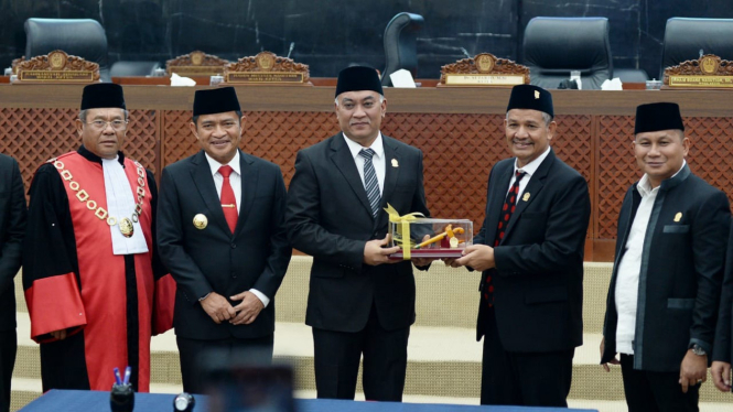 Pengangkatan dan Pengucapan Sumpah/Janji Sutarto sebagai Ketua DPRD Sumut.