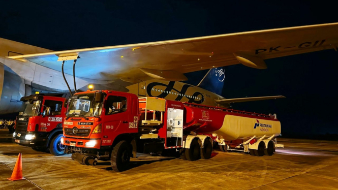 Aktivitas pengisian bahan bakar Avtur pada pesawat di Bandara Kualanamu.