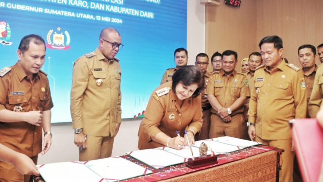 Pj Gubernur Sumut, Hassanudin menyaksikan penandatanganan MoU KAD Kabupaten Langkat, Kabupaten Karo dan Kabupaten Dairi.