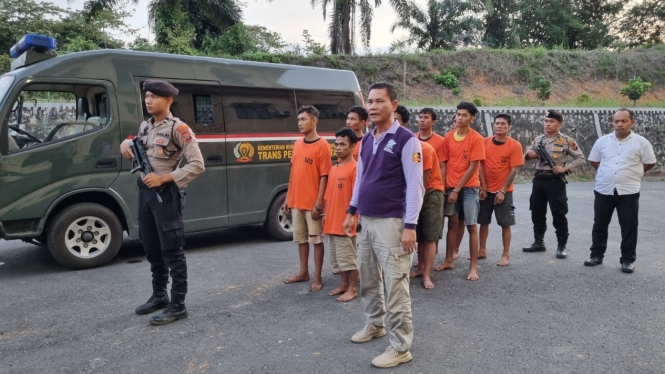 11 tersangka saat diamankan Polres Labusel.