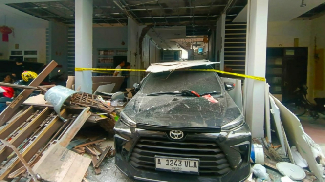 Kondisi rumah yang porak-poranda akibat ledakan hebat di Kompleks Liberty Residence, Kota Medan.