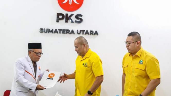 Sekretaris DPD Golkar Sumut, Ilhamsyah saat menyerahkan formulir Ijeck sebagai Bacalon Gubernur Sumut ke DPW PKS Sumut.