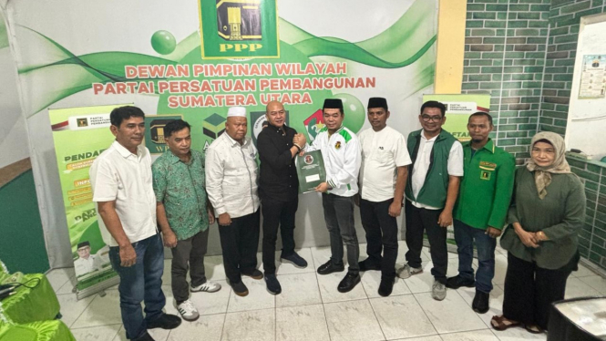 Nikson Nababan saat mendaftar ke Kantor DPW PPP Sumut.