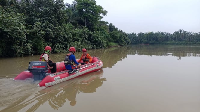 Pencarian korban hanyut saat digerebek polisi di Sungai Batang Serangan, Langkat.