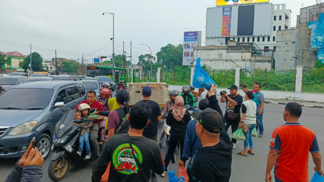 Komunitas ojol Medan borong martabak Ponimin dan dibagikan kepada pengguna jalan.