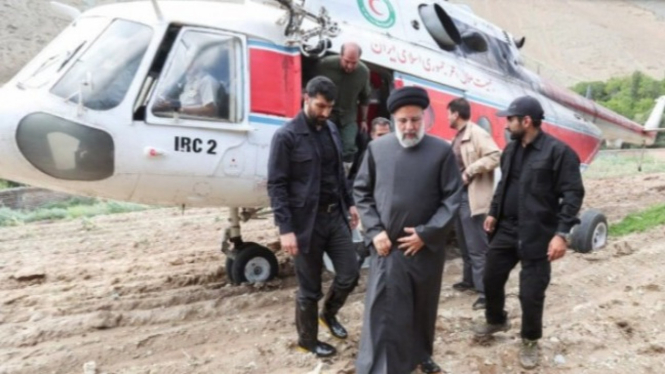 Presiden Iran, Ebrahim Raisi turun dari helikopter.