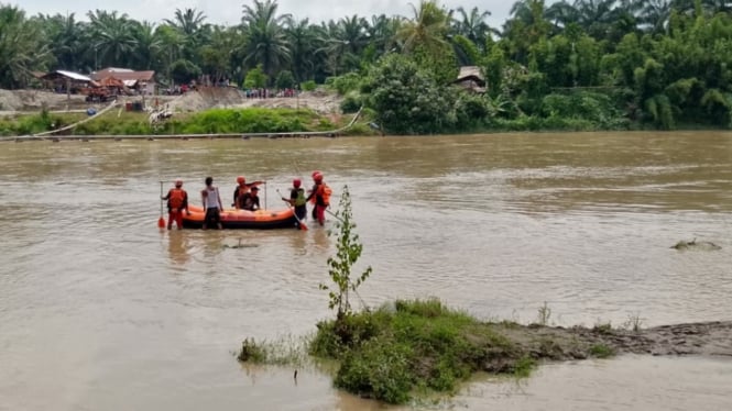 Basarnas Medan saat melakukan pencarian korban tenggelam di Sungai Buaya.