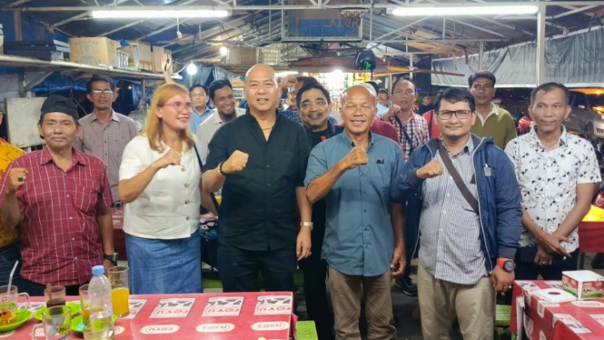 Nikson Nababan bersama jurnalis di Warkop Jurnalis.