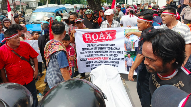 Aksi kelompok tani Helvetia unjuk rasa di Kantor Gubernur Sumut.