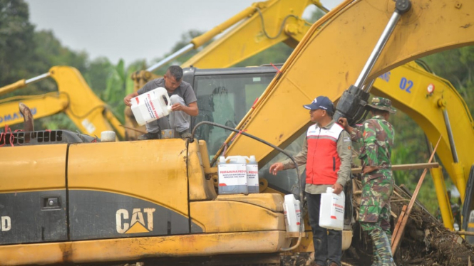 Petugas mengisi BBM alat berat untuk penanganan banjir bandang dan lahar dingin di Agam dan Tanah Datar, Sumbar.