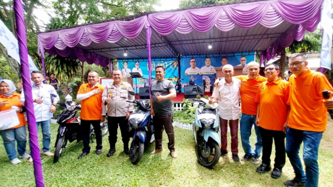 Peserta family gathering keluarga besar PWI Sumut yang memperoleh hadiah utama.