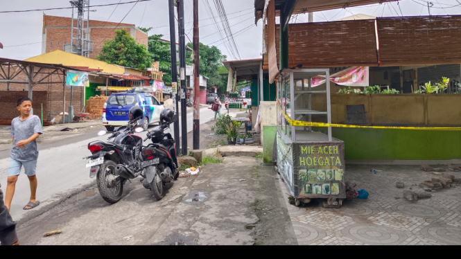 Warung mie Aceh tempat korban ditemukan tewas.