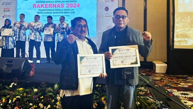 Kadisdik Sumut, Abdul Haris Lubis, dan Kacabdis Wilayah I Sumut, August Sinaga raih penghargaan di Rakernas AKSI 2024.